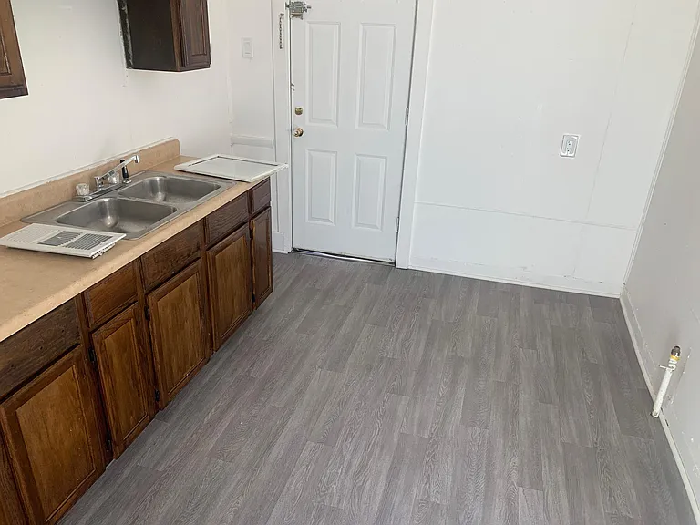 709 10th St — Photo 3
