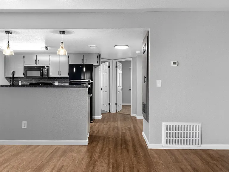 Redwood Cove Apartments — Photo 32
