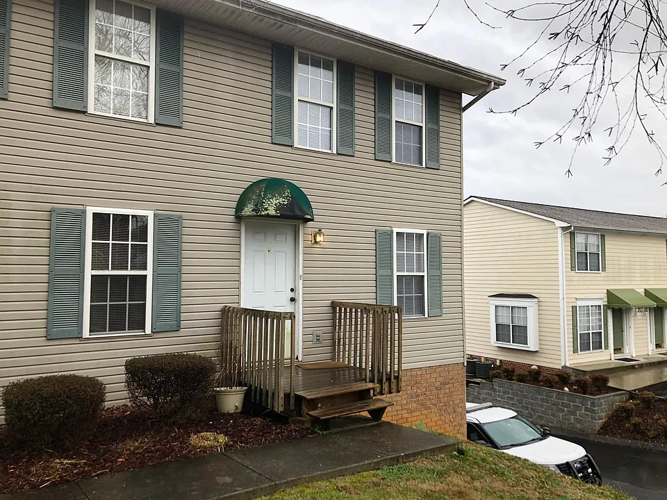 5 Lake Village Ct