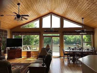 GREATROOM FACES LAKE