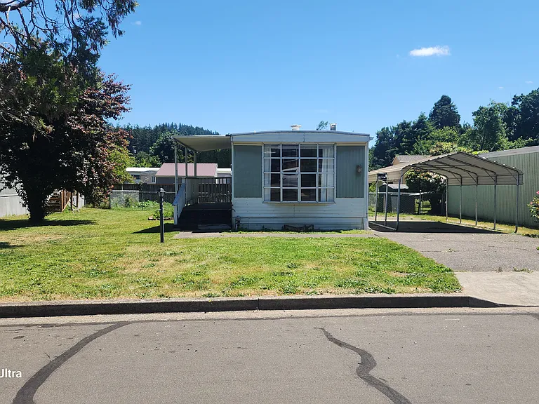 1933 Harbor Dr — Photo 2