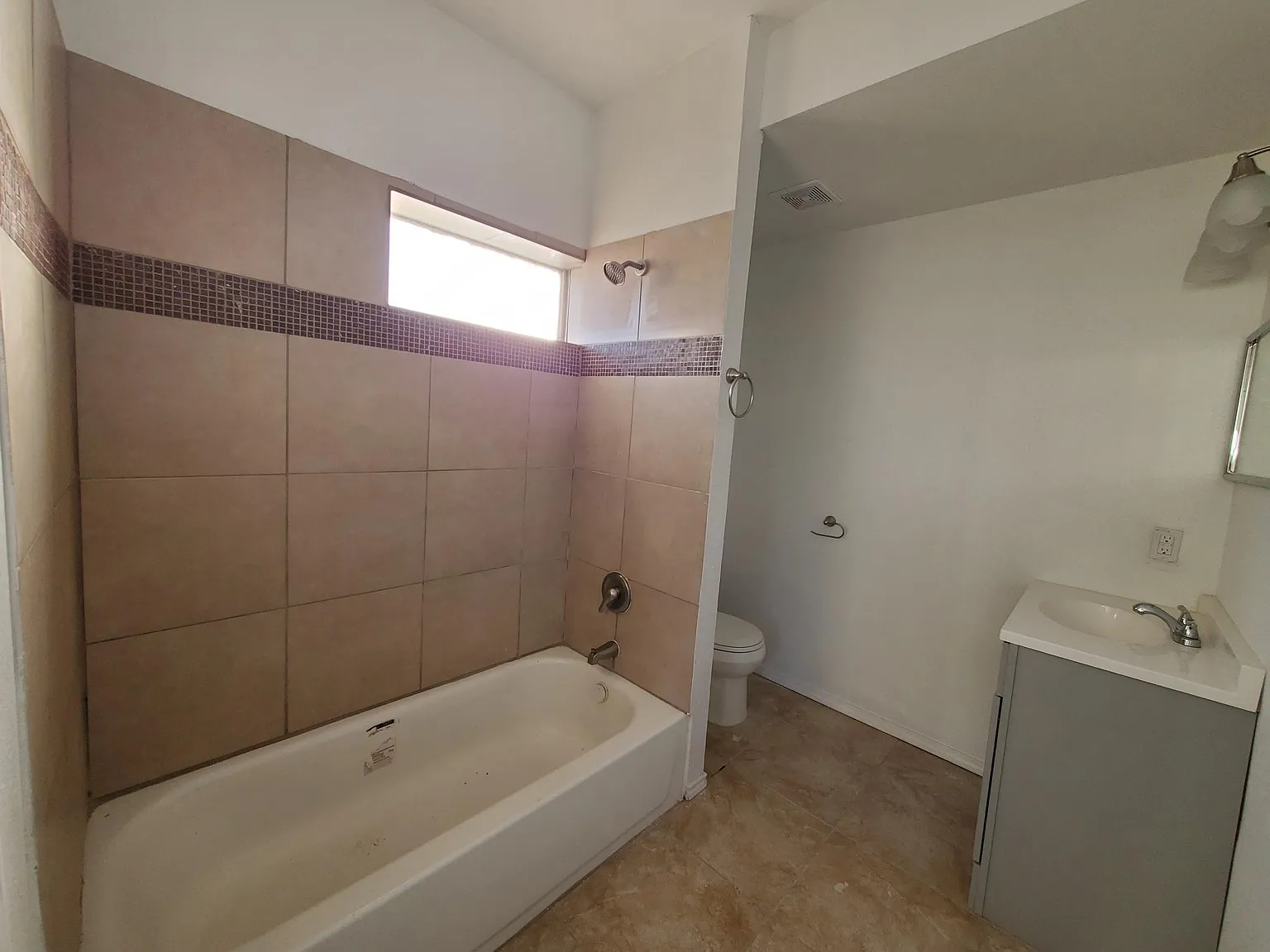 1438 W Ridgewood Ct — Photo 2