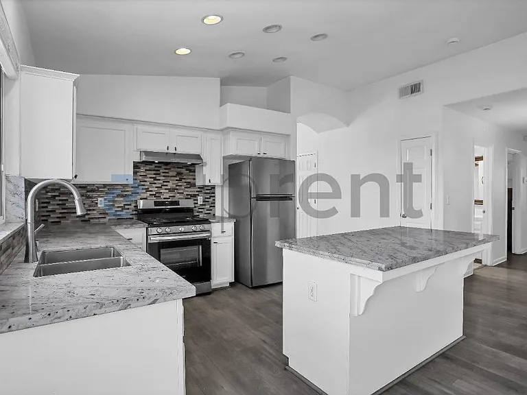 2437 N Tracy Ave — Photo 11