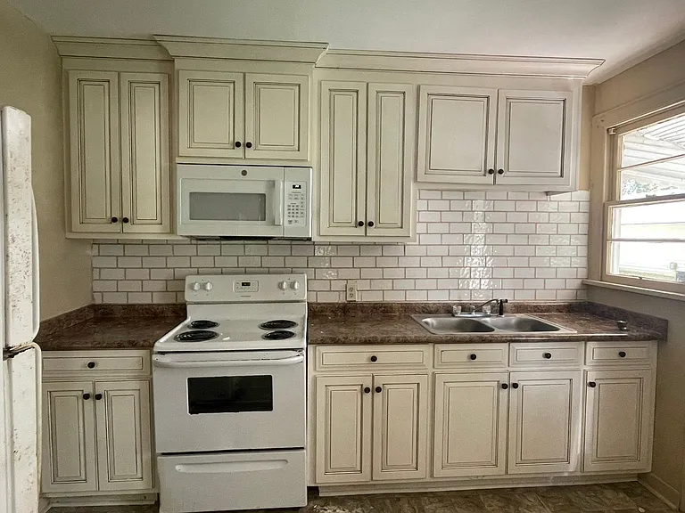 1211 N Oak St — Photo 2