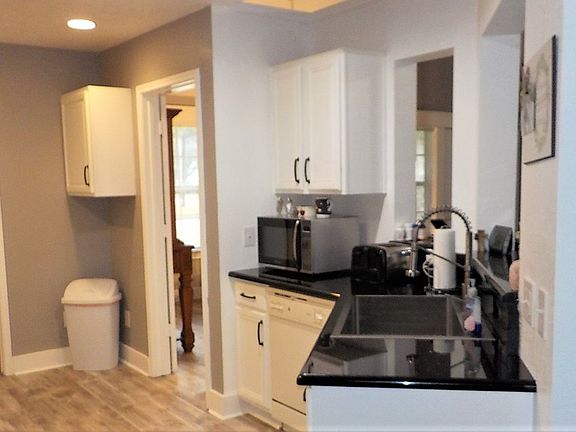 5th image of 606 E Hunt St