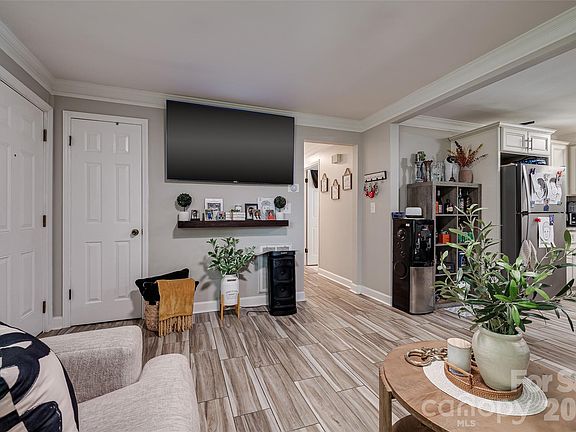4th image of 531 Stilwell Oaks Cir