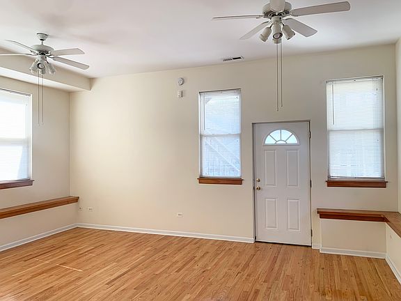3rd image of 1084 N Marshfield Ave #3R