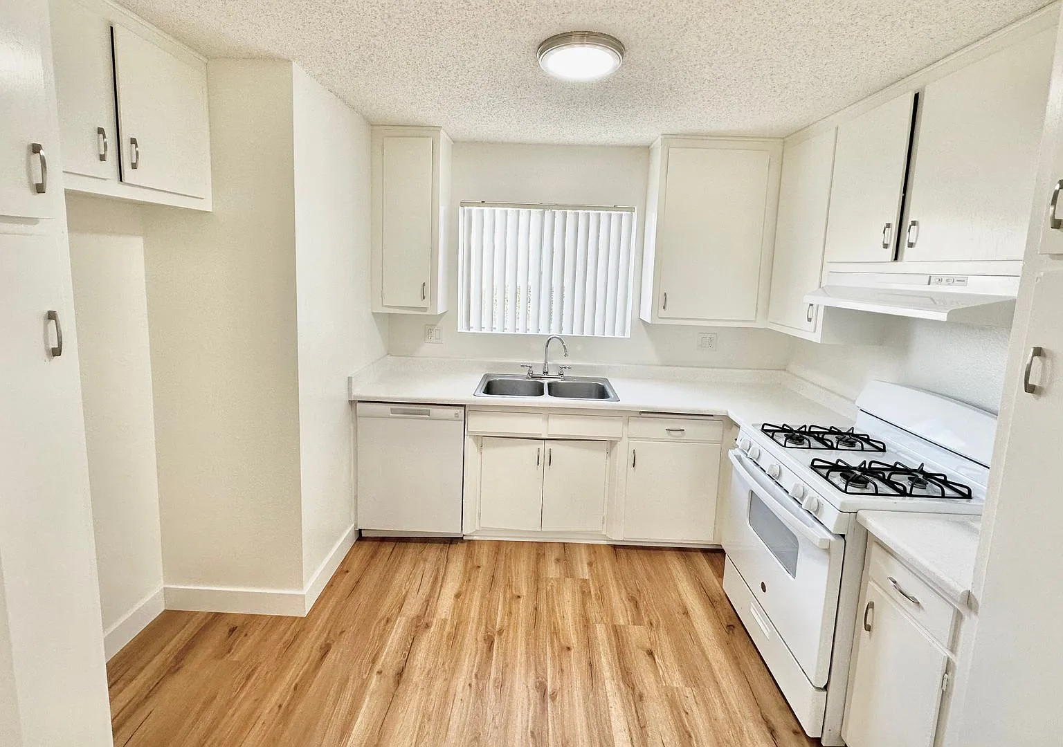 Lynrose Manor Apartments — Photo 3