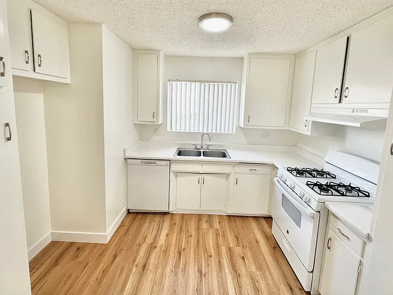 Lynrose Manor Apartments — Photo 15