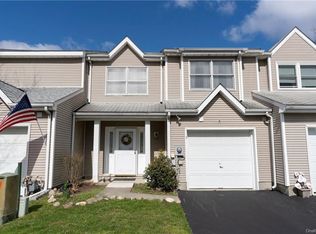 9 Deer Crossing Dr, Fishkill, NY 12524