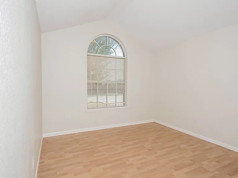 925 Comiskey Ct — Photo 10