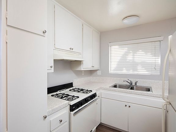 4th image of 4444 Parks Ave #1