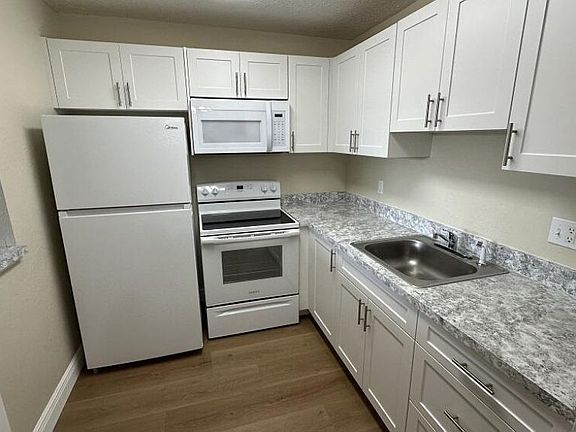5th image of 700 Village Green Ct APT 316