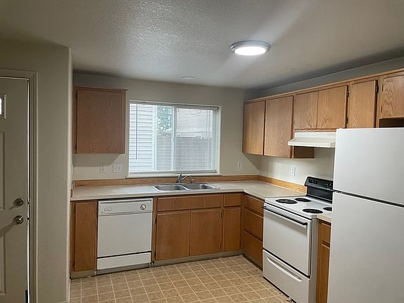 3rd image of 709 Gillis St APT 3