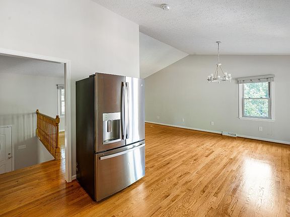 5th image of 970 Holiday Ln