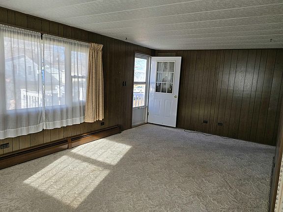 4th image of 104 N Oak St