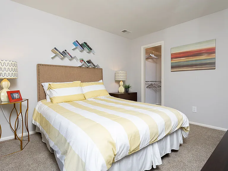 Lakeshore Apartments — Photo 21