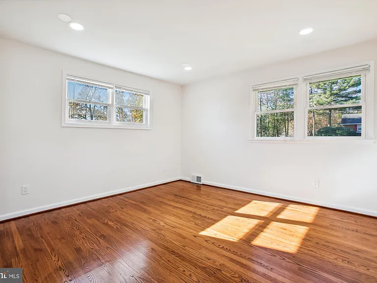 5201 Montgomery St — Photo 10