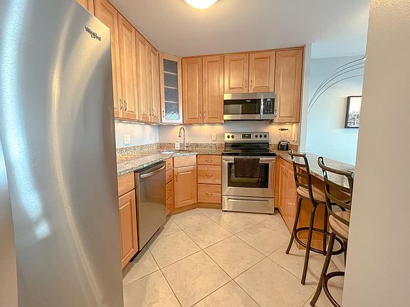 4th image of 1564 N Sandburg Ter #4304