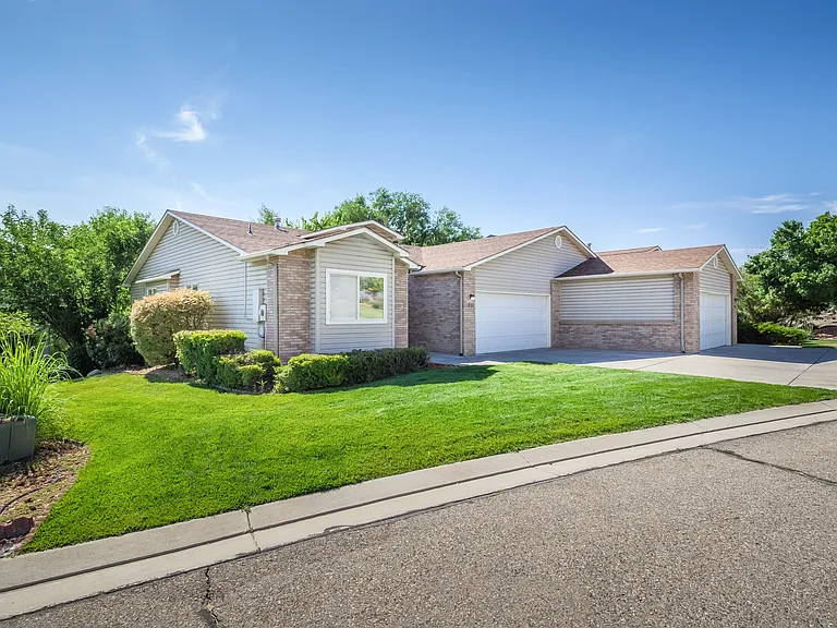 528 Park Ridge Ct — Photo 3
