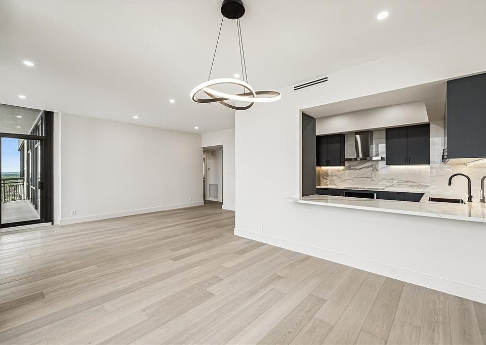 1st image of 14 Greenway Plz Unit 19O