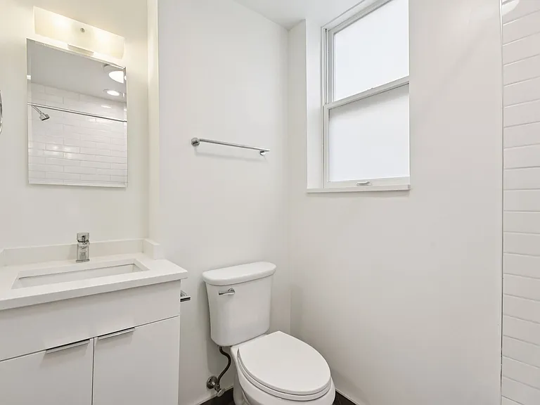 1650 W. Roscoe St. — Photo 25