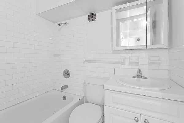 Bathroom, photo 1