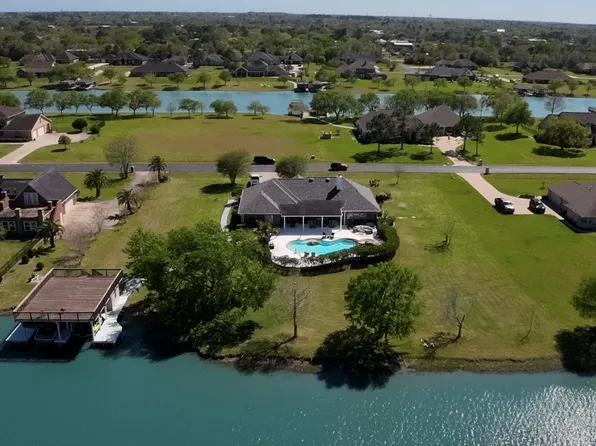 143 Lago Circle Dr N, Santa Fe, TX 77517