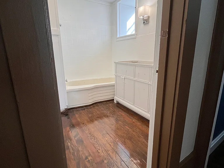 214 W Broadway St — Photo 8