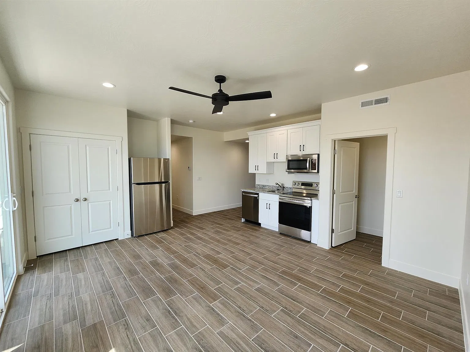 R644 - Apt - 438 N Stonemountain Dr #56 — Photo 2