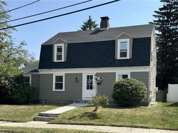 43 Rockland Ave, Cranston, RI 02910