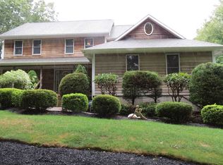 33 Squires Blvd, Hampton Bays, NY 11946