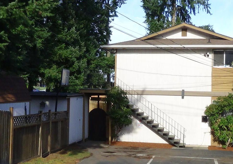 4 Plex So Parking Lot