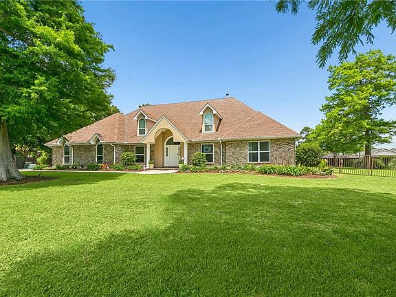 2nd image of 106 Royal Crescent Dr