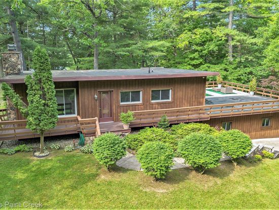 120 Yule Rd, Leonard, MI 48367