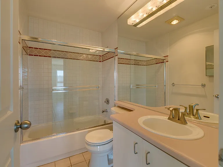 1504 Aurora Ave N #206 — Photo 2