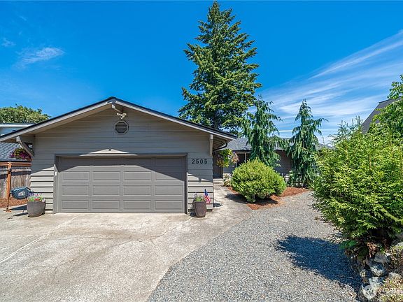 4th image of 2505 211th Avenue E