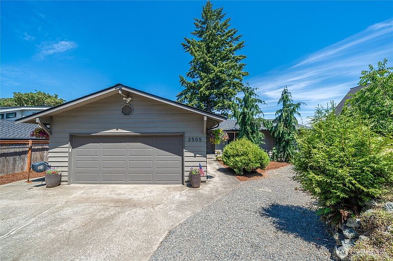4th image of 2505 211th Avenue E