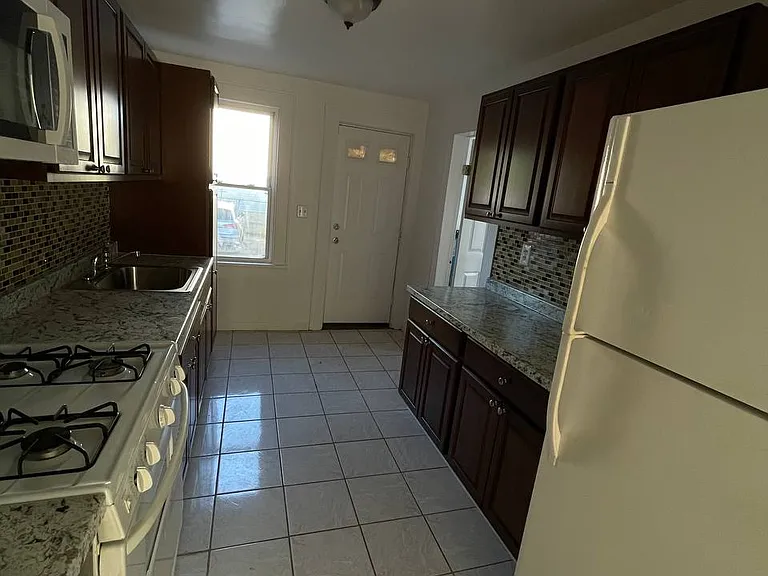 672 Brooks St #672 — Photo 5