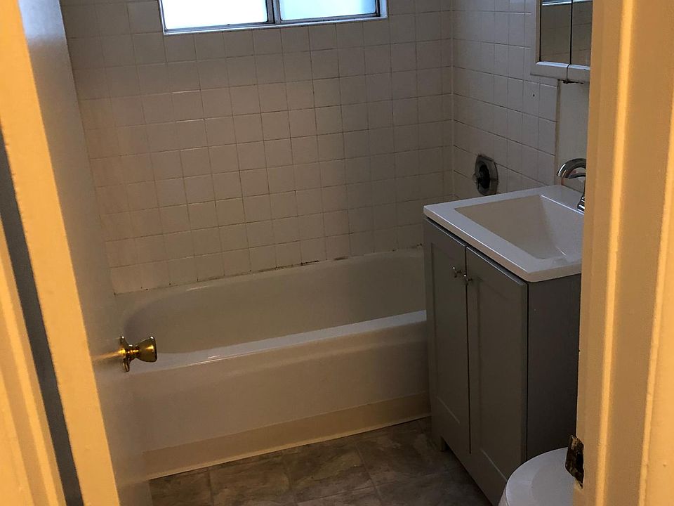 1st image of 13411 Moorpark St APT 9
