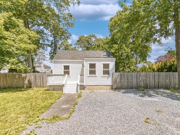 5 3rd Street, Lake Grove, NY 11755