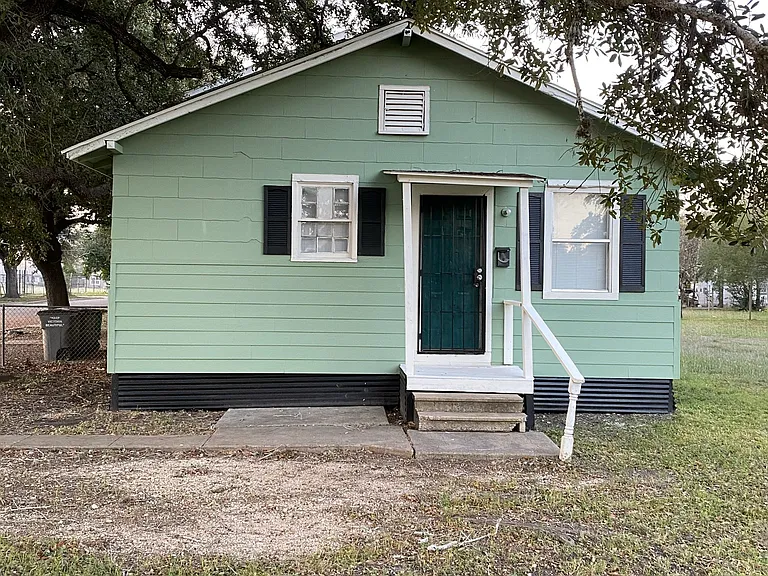 2303 N Louis St — Photo 12