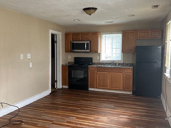 Kitchen w/ Eating Area