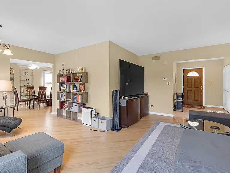 5 Newtown Ct E — Photo 3