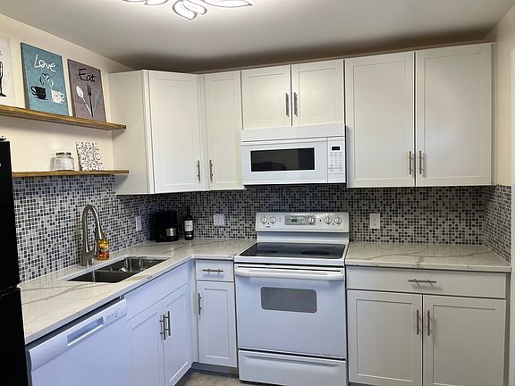 3rd image of 144 Lanneau Dr