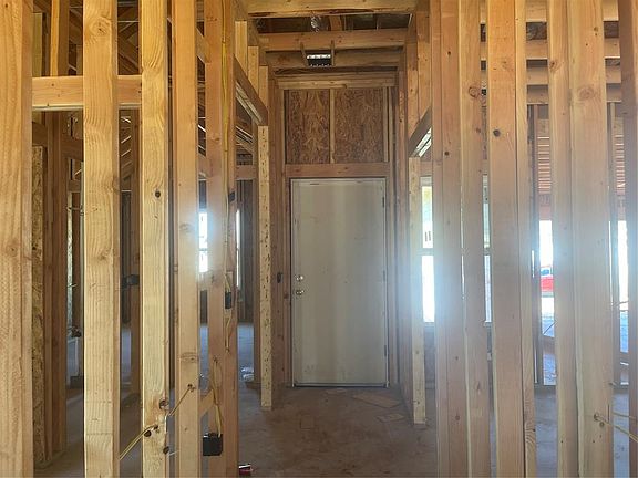 3rd image of 2428 Creekview Trl