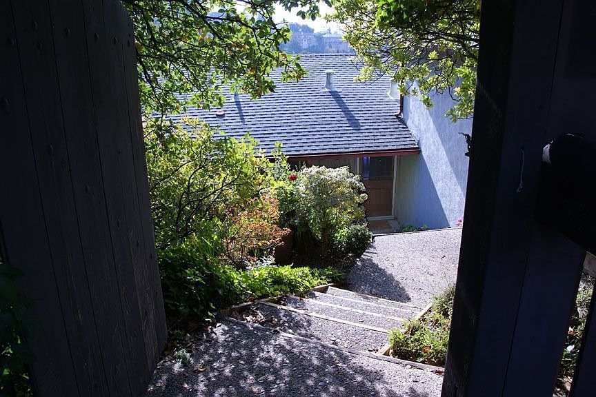 downslope entry from quiet cul-de-sac