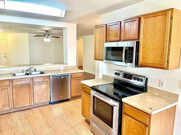 1401 Coriander Dr — Photo 5