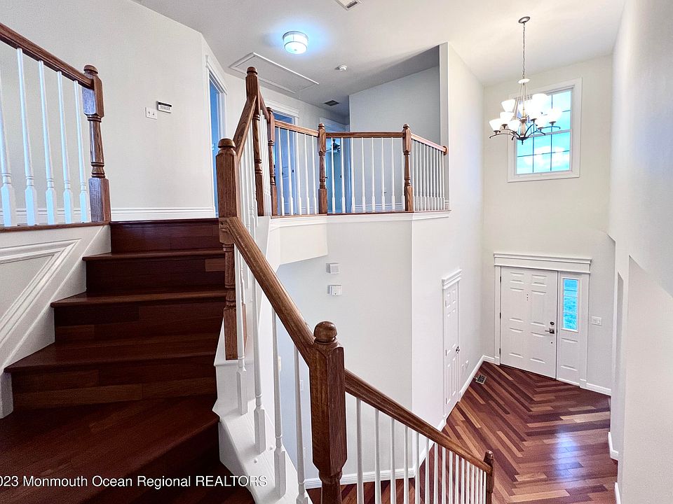 1st image of 21 Muirfield Drive