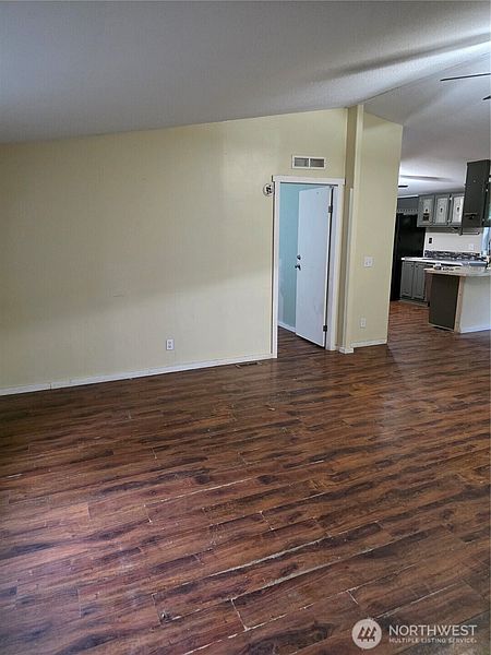 4th image of 1104 E Alderwood Road